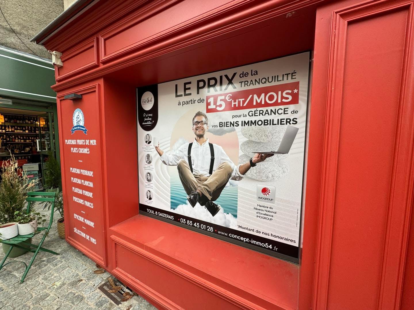 Photo d'un adhésif vitrine par par Grafeek Communication / Imprimerie Arlequin, agence de communication visuelle à Dommartin-lès-Toul