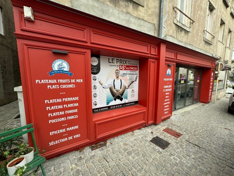 Photo d'un adhésif vitrine par par Grafeek Communication / Imprimerie Arlequin, spécialistes de la signalétique personnalisée à Dommartin-lès-Toul