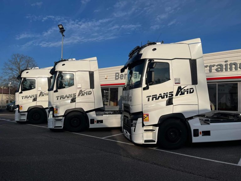 Photo d'un lettrage simple d'un véhicule de Trans AMD par Grafeek Communication / Imprimerie Arlequin, spécialistes de la signalétique personnalisée à Dommartin-lès-Toul