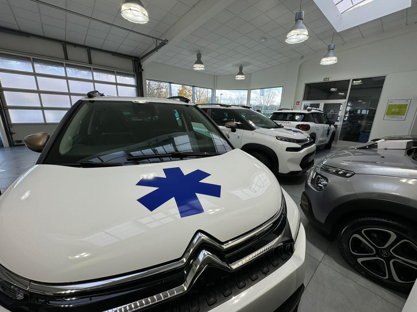 Photo d’adhésif véhicule de Promedic par Grafeek Communication / Imprimerie Arlequin, agence de communication visuelle à Dommartin-lès-Toul