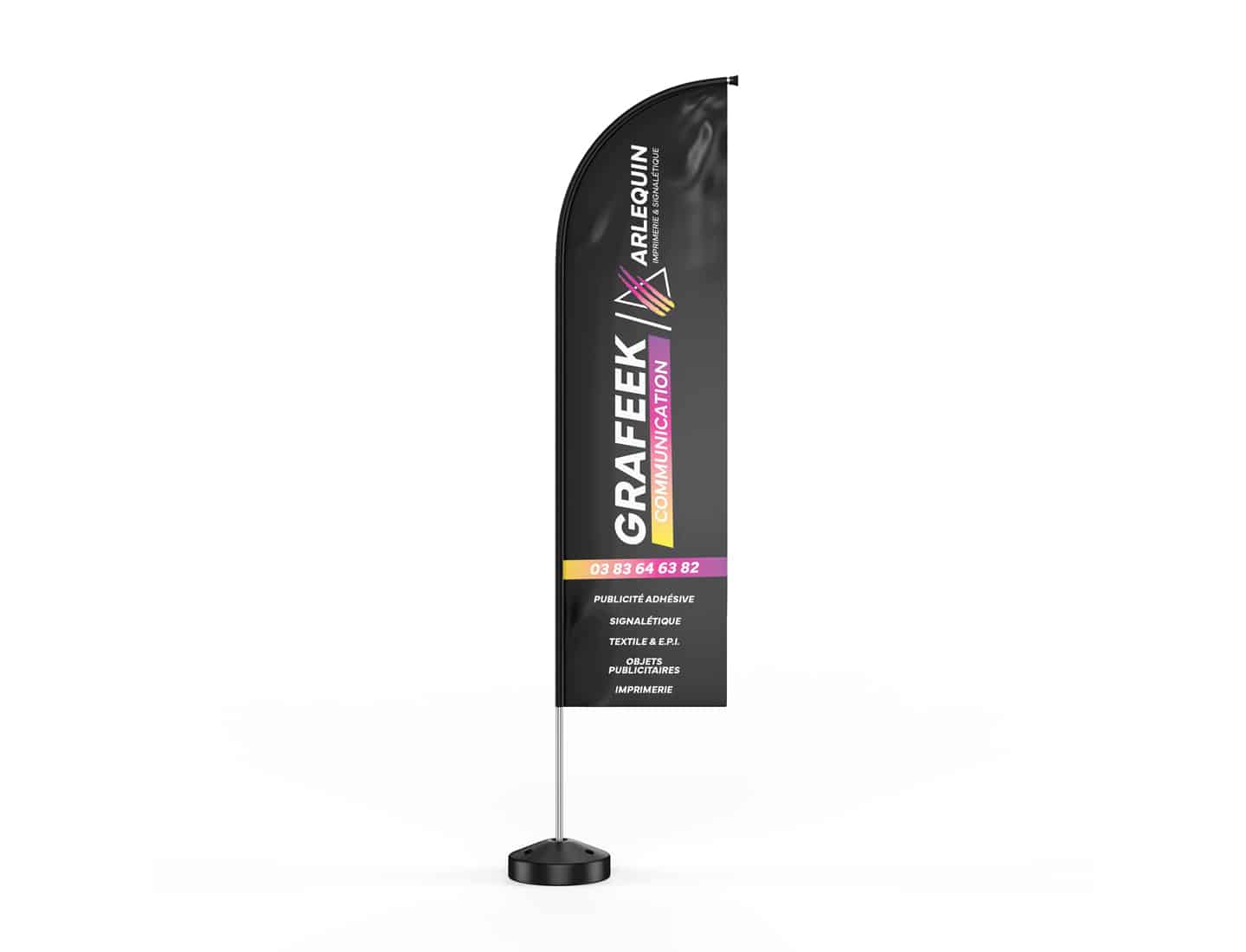Mock-up de drapeau de Grafeek Communication / Imprimerie Arlequin, spécialistes de la signalétique personnalisée à Dommartin-lès-Toul