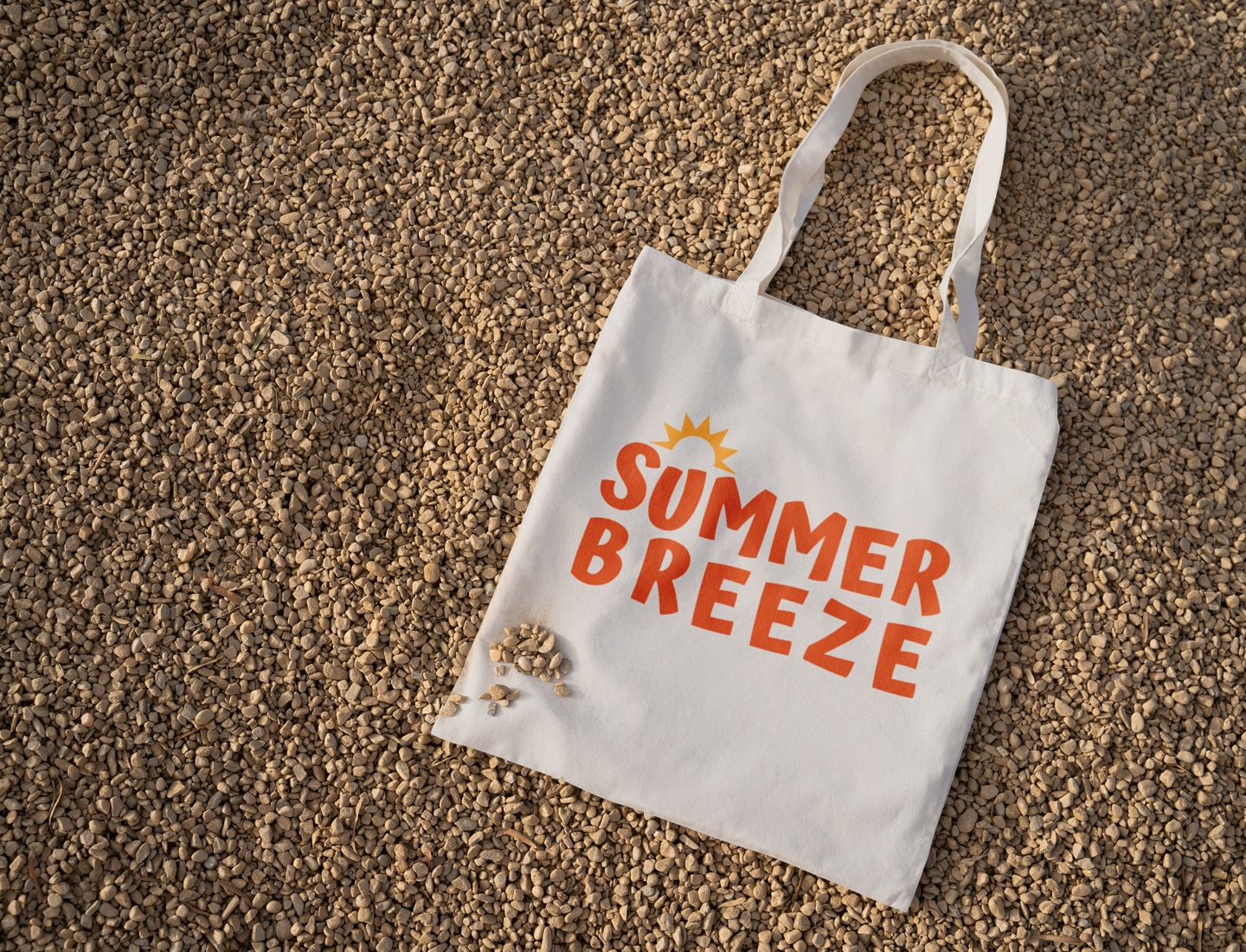 Mockup de tote bag summer breeze par Grafeek Communication / Imprimerie Arlequin, spécialistes du textile personnalisé à Dommartin-lès-Toul.
