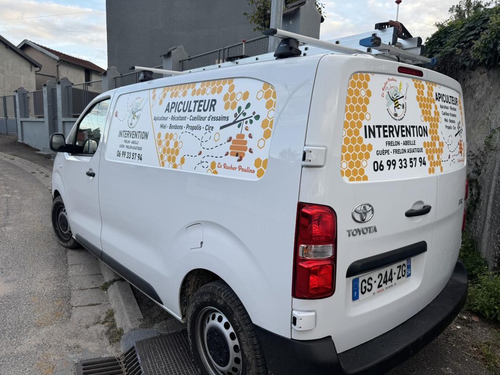 Photo d'un marquage véhicule de Rucher Paulino par Grafeek Communication / Imprimerie Arlequin, agence de communication visuelle à Dommartin-lès-Toul