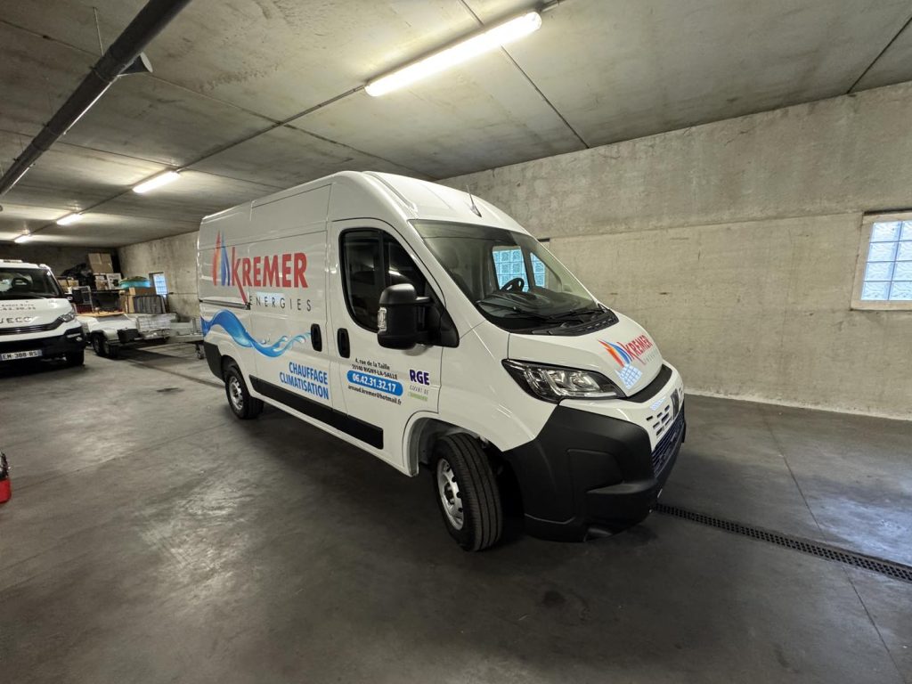 Photo d'un adhésivage véhicule de Kremer Energie par Grafeek Communication / Imprimerie Arlequin, agence de communication visuelle à Dommartin-lès-Toul