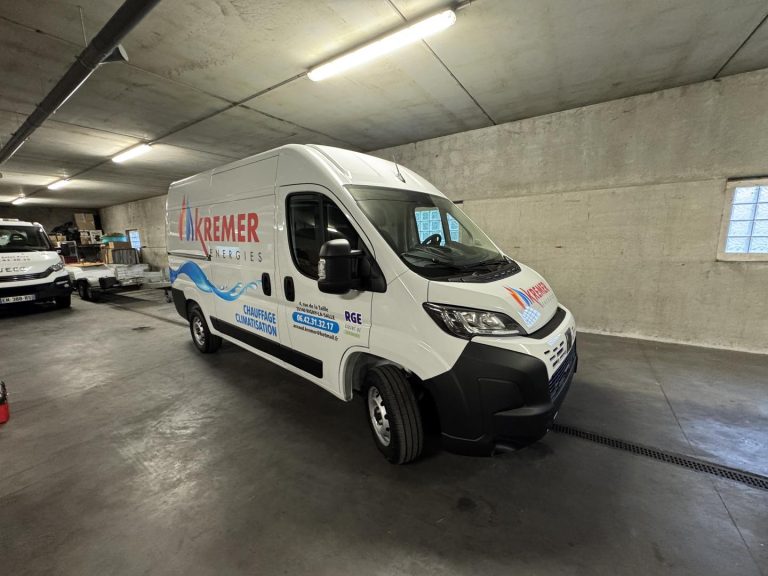 Photo d'un adhésivage véhicule de Kremer Energie par Grafeek Communication / Imprimerie Arlequin, agence de communication visuelle à Dommartin-lès-Toul